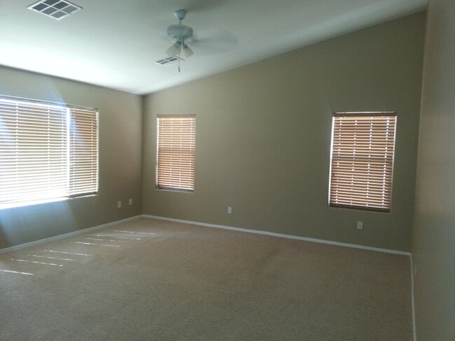 Building Photo - Rare 6 Bed, 3.5 Bath Home in San Tan Valley