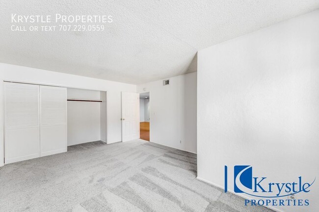 Building Photo - Stunning upper-level apartment located in ...