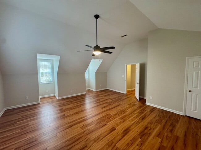 Building Photo - Stylish Living on a Cul-de-Sac in The Poin...