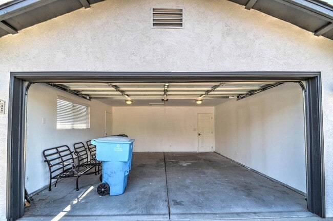 Building Photo - 3022 N 34th Pl