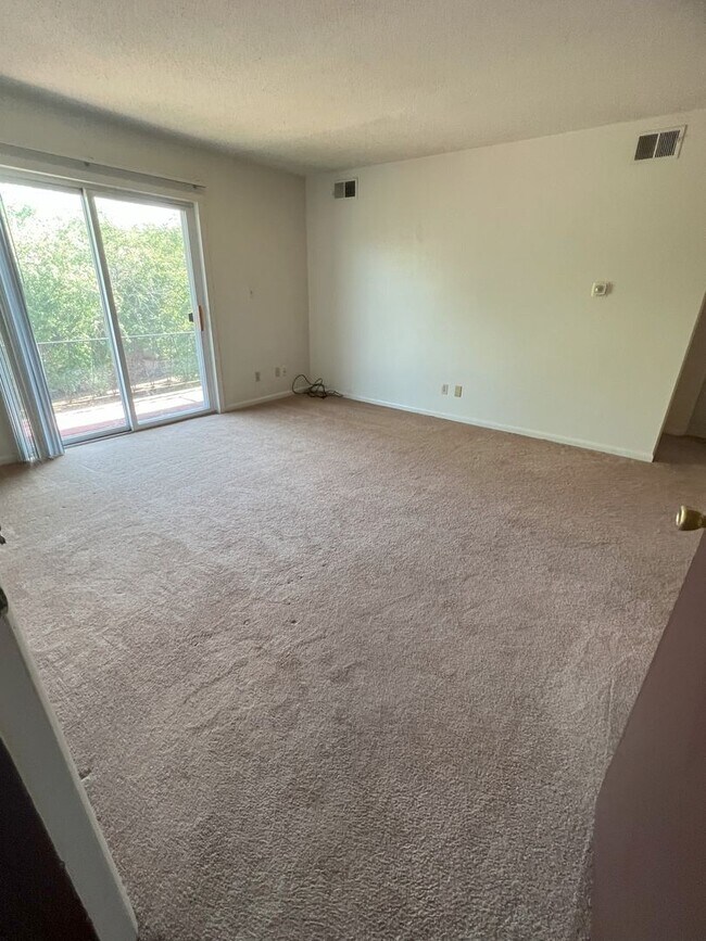 Building Photo - 1 Bedroom 1 Bath Balcony Apartment Available