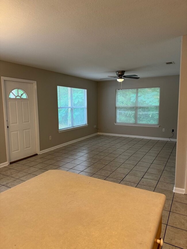 Building Photo - 3 Bedroom Duplex in Crawfordville