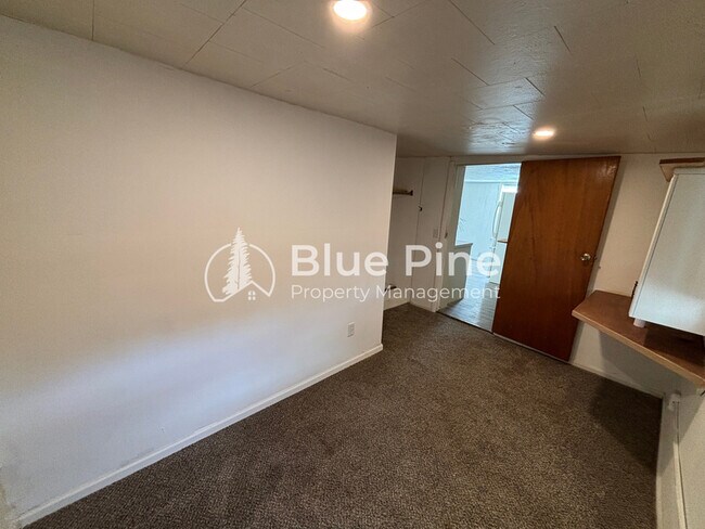 Building Photo - 730 10th St