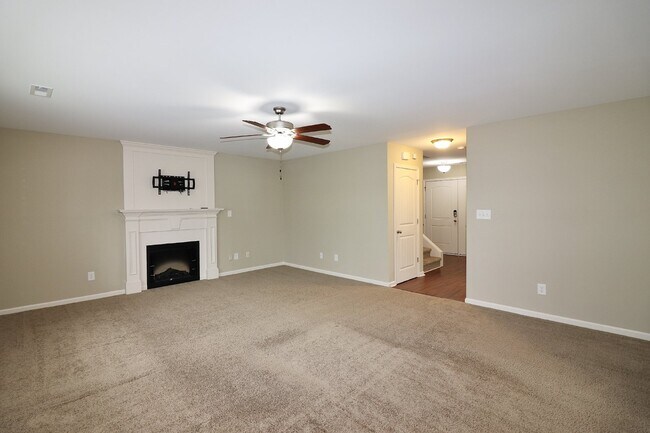 Building Photo - Spacious 4-Bedroom Home with Fireplace in Fayetteville, NC - A Must-See Rental Property!