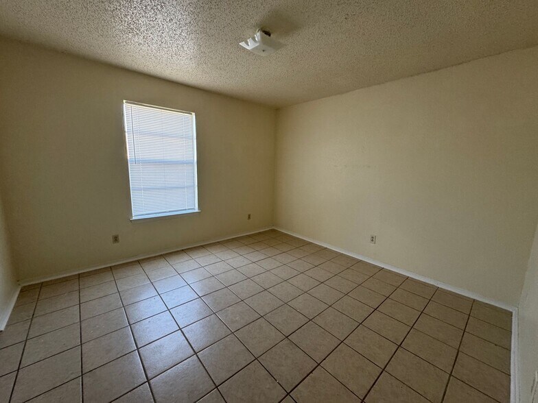 Building Photo - 2010 Cedarhill Dr