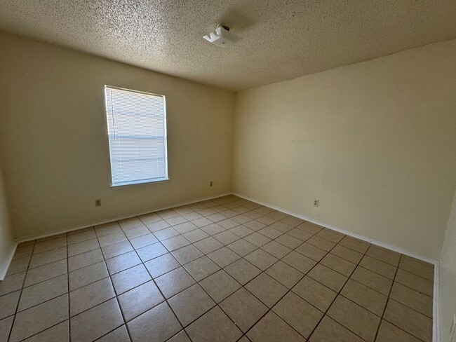 Building Photo - 2010 Cedarhill Dr