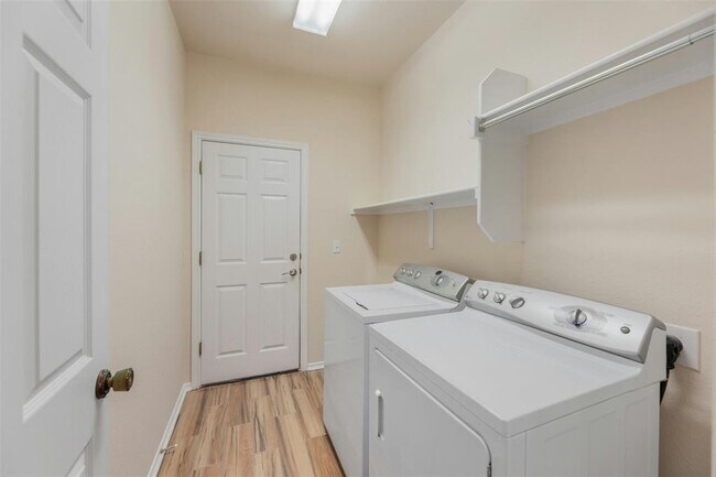 Building Photo - 104 Honey Creek Trail