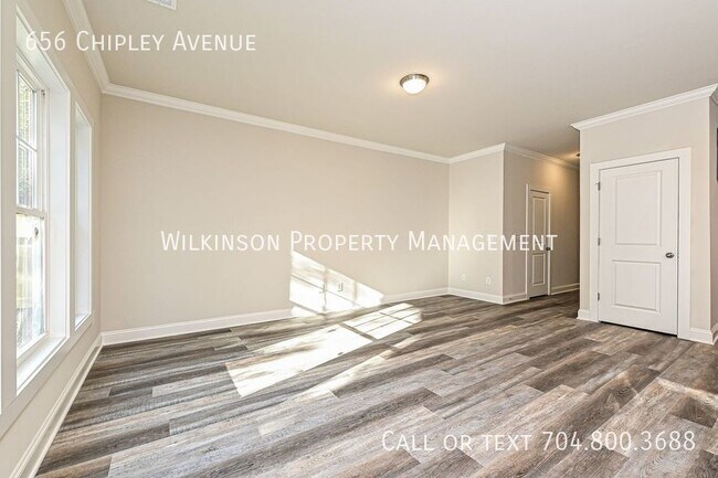 Building Photo - 3-Bedroom Townhouse with Proximity to Char...
