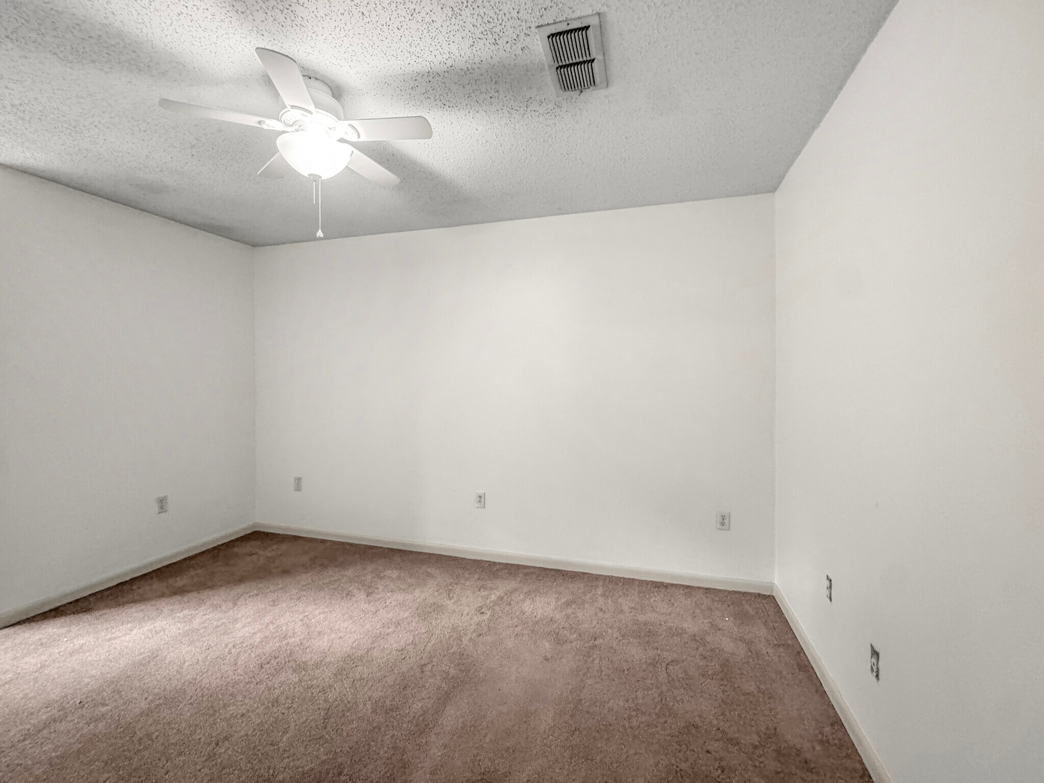 Building Photo - 1080 Pine Cone Ln