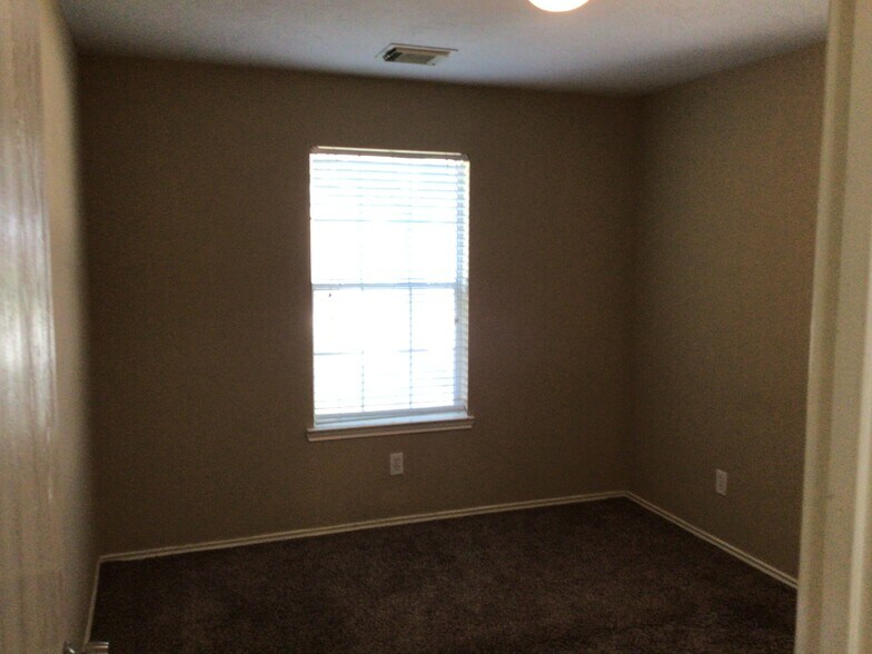 Building Photo - 6634 Stonecross Creek Ln