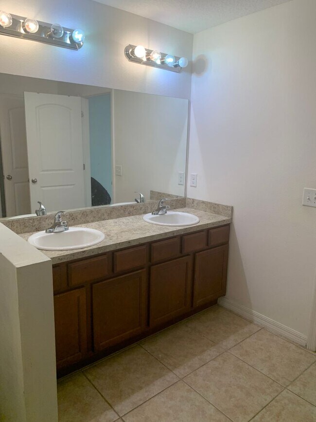 Building Photo - 5725 Lacar Way