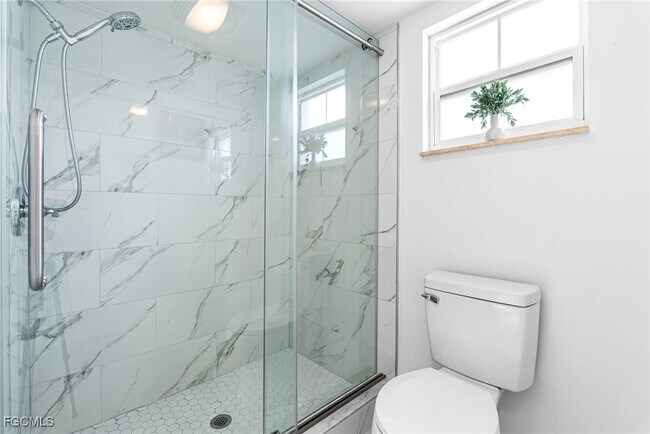 Building Photo - 2328 SE 27th St