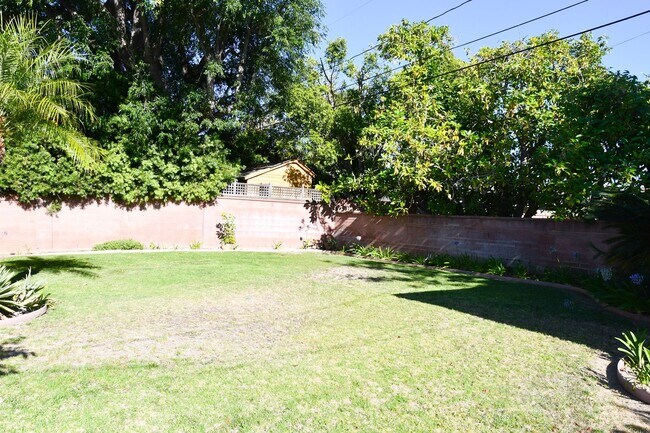 Building Photo - 1210 E Oakmont Ave
