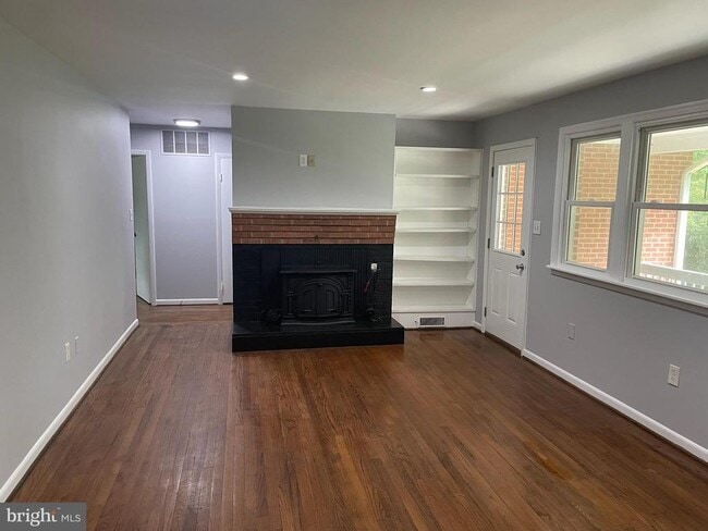 Building Photo - 10616 Moores Ln