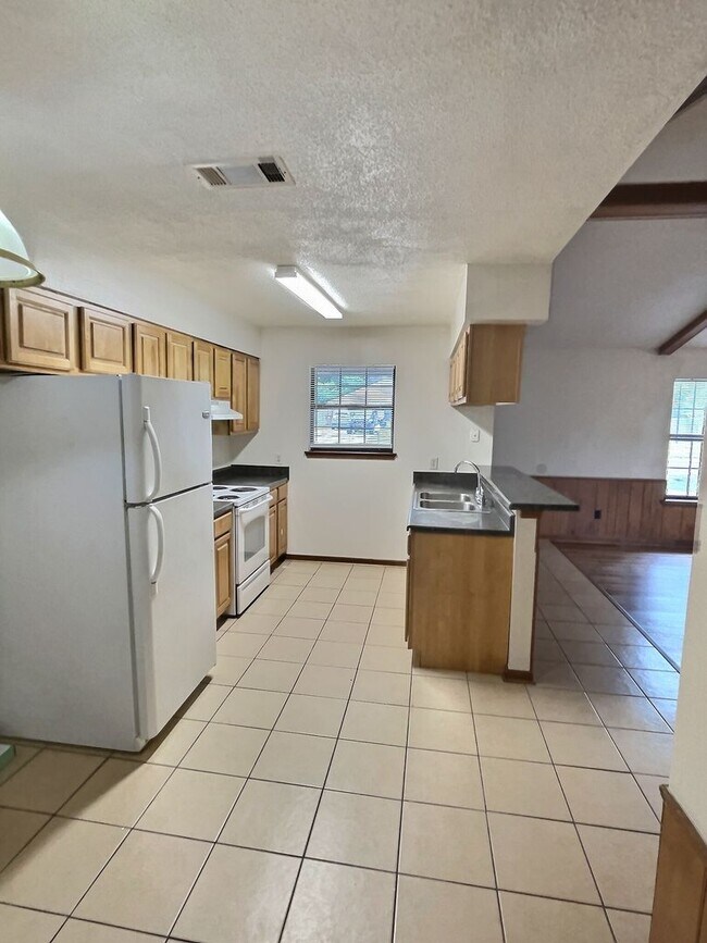 Building Photo - 1109 Hickory Dr