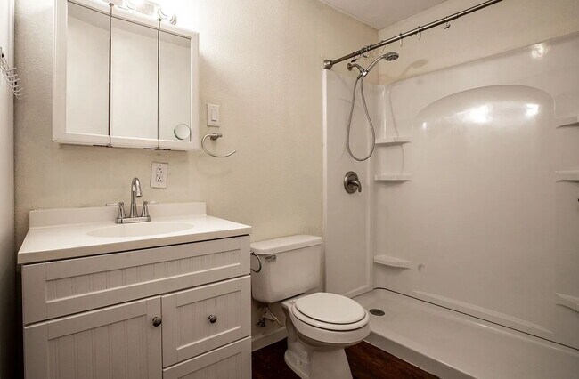 Building Photo - Cozy 1 Bed, 1 Bath Duplex A Block From Woo...