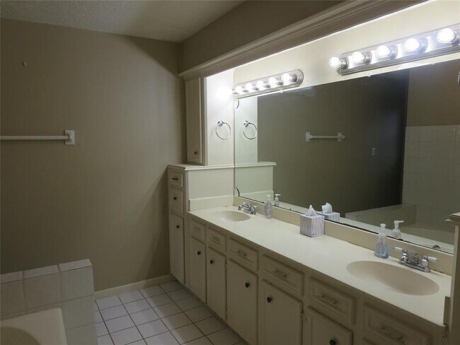 Building Photo - 15715 Gilbertyn Dr