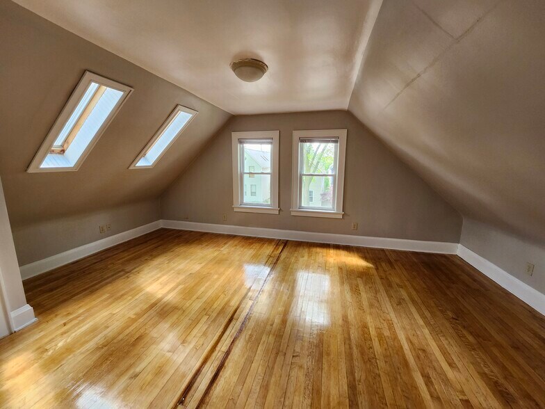 Building Photo - 2564 N Bartlett Ave