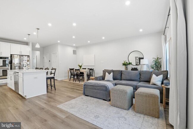 Building Photo - 60 Pratt Ln