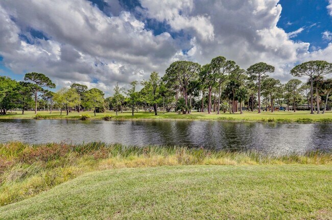 Building Photo - 6 Lexington Ln E