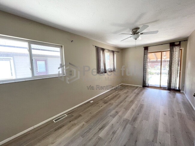 Building Photo - 1637 S 800 E