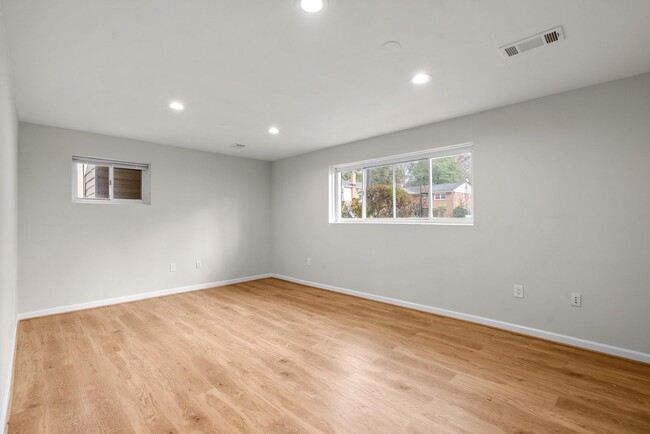 Building Photo - 3 Bed 3 Bath - Silver Spring Split Level -...