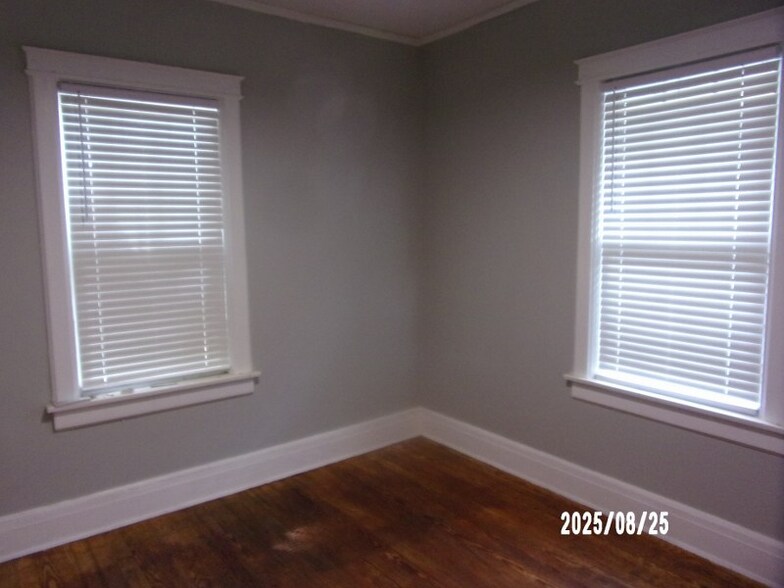 Building Photo - 1629 Netherwood Ave