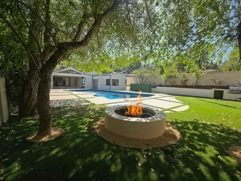 Building Photo - 4501 Canoga Dr
