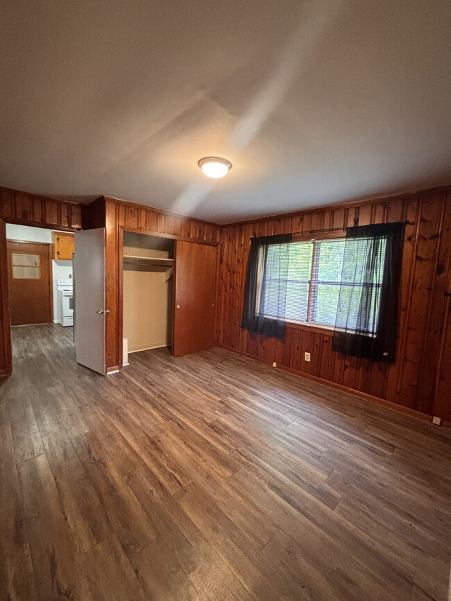 Building Photo - 210 N Edgewood Dr