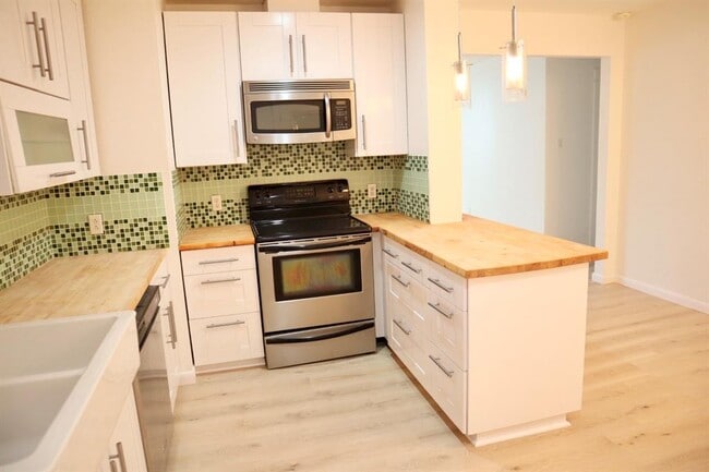 Building Photo - 5903 Eureka Dr