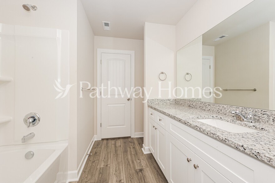 Building Photo - 3440 Quintana Dr