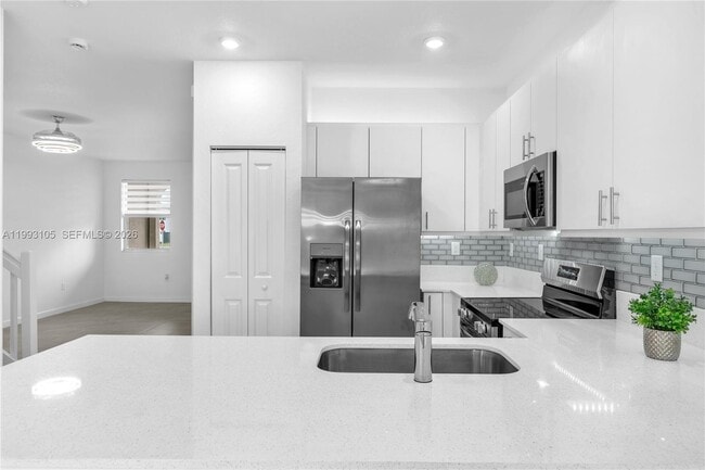 Building Photo - 2425 SE 28th Dr