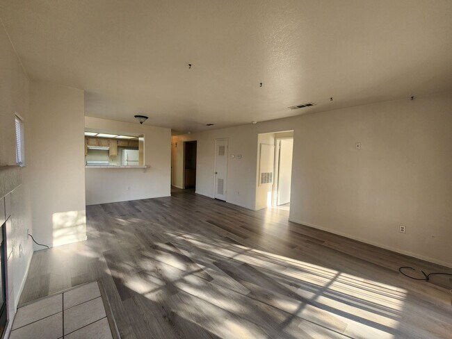 Building Photo - Great Location in Green Valley