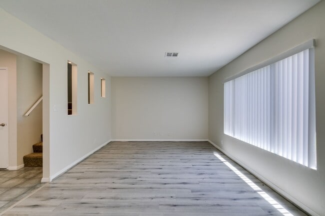 Building Photo - 2 Bedroom Townhome with 2 car attached garage in Henderson
