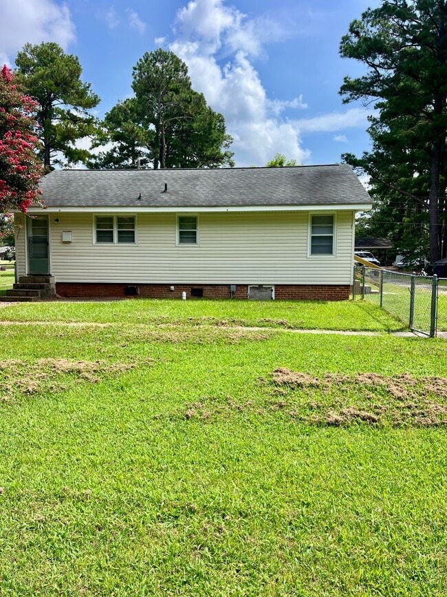 Building Photo - ADORABLE Renovated 3 BR | 1 BA Home in Gol...