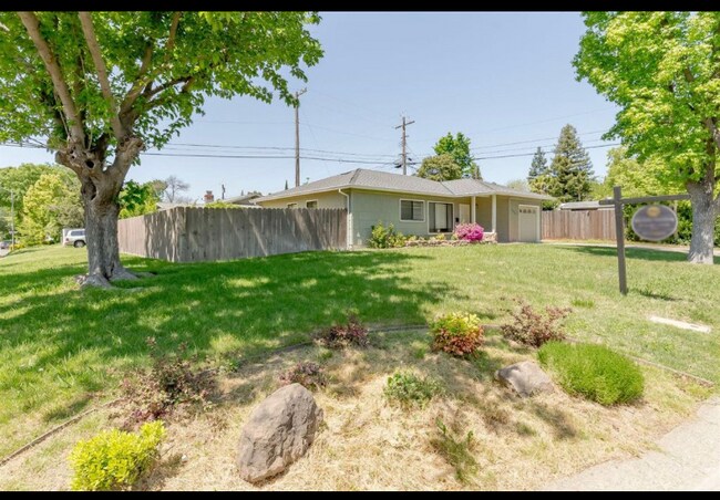 Building Photo - 2201 Juanita Ln