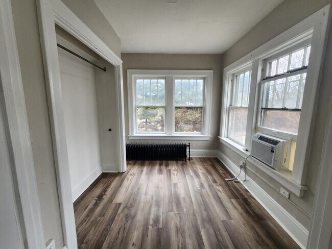 Building Photo - 146 King Dr