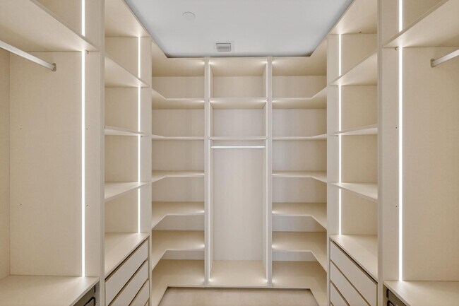 Building Photo - 700 NE 24th St