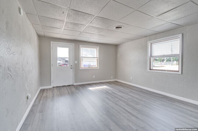Building Photo - 204 Elm St