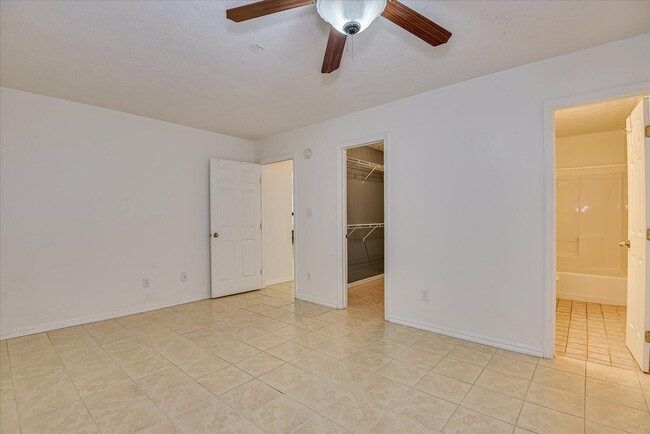 Building Photo - 110 Spring Oak Ln