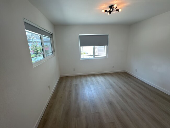 Building Photo - Spacious 3 Bed 3 Bathoom in Long Beach