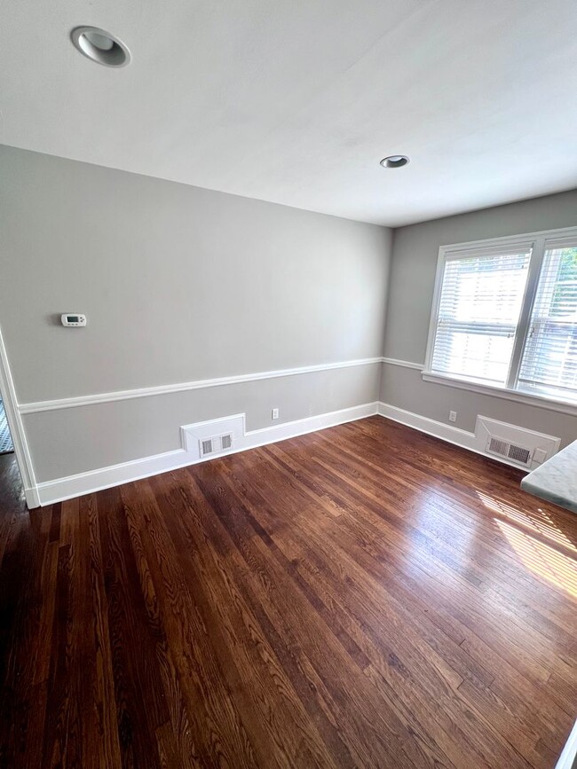 Building Photo - Stunning Three Bedroom on Patterson Ave! A...