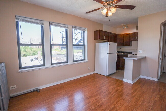 Building Photo - 910 Lawrence