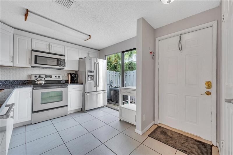 Building Photo - 2683 NE 15th St