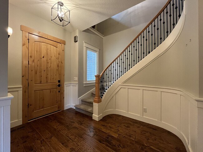 Building Photo - Luxury 5 Bedroom Home with Soaking Tub, Chef’s Kitchen & Expansive Primary Suite