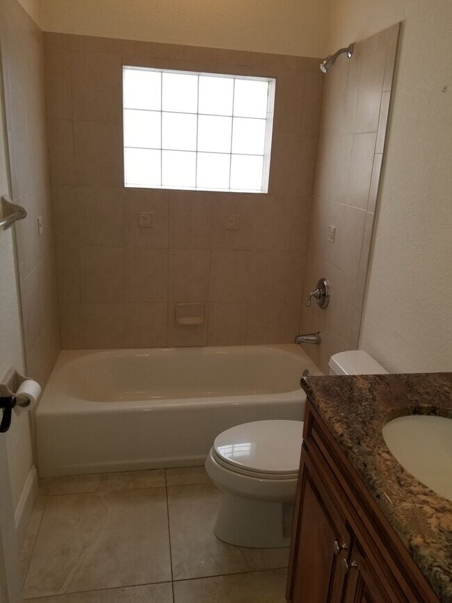 Building Photo - THREE BEDROOM NORTHEAST ST. PETERSBURG HOME
