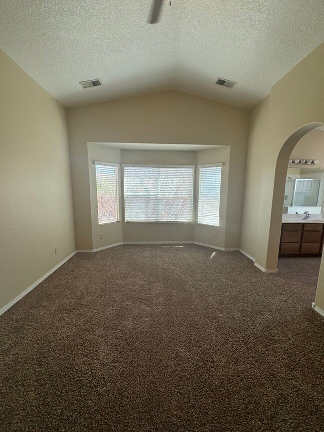 Building Photo - 3 bed 2 bath home