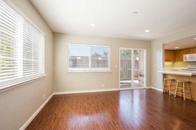 Building Photo - Charming 3bd/2.5 bath Condo