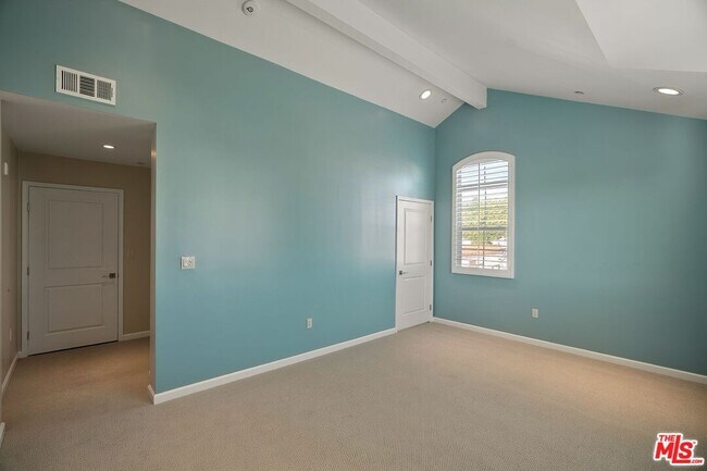 Building Photo - 1625 Granville Ave