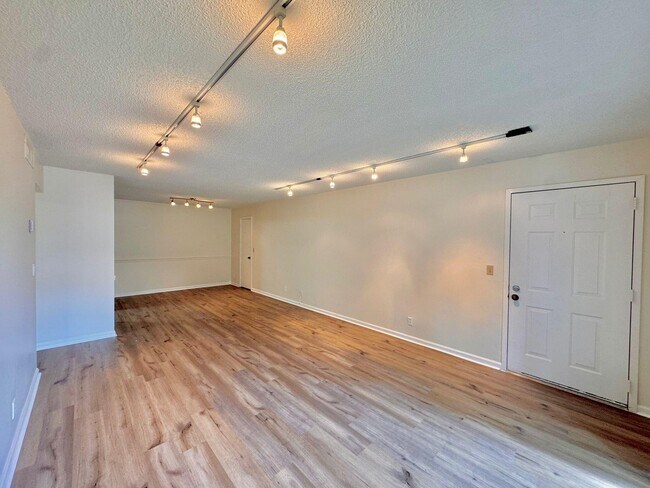 Building Photo - 9815 Pineapple Tree Dr
